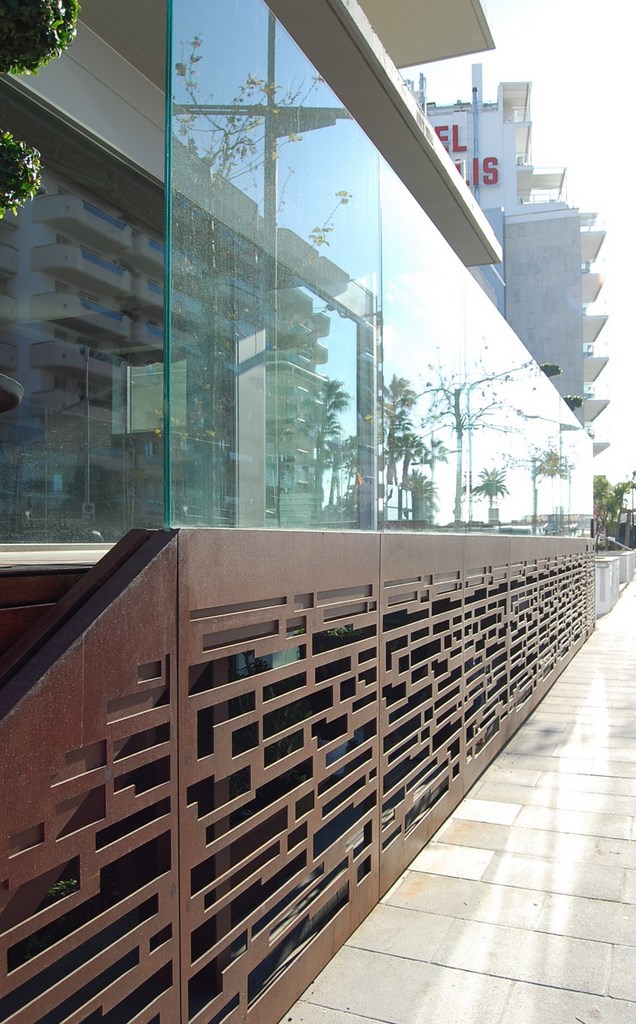 Tratamiento especial acero corten en cerrajeria exterior. Barcelona