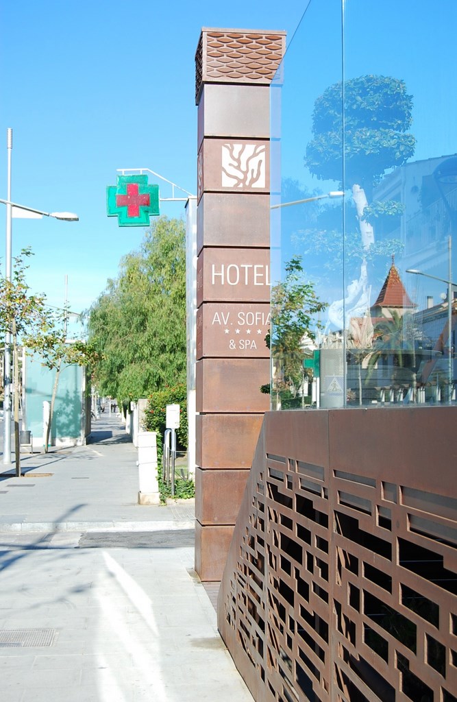 Tratamiento especial acero corten en valla y totem. cerrajeria exterior. Barcelona