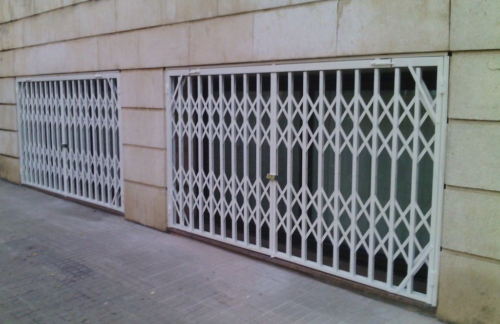 Pintura en cerrajeria exterior: verja, Barcelona